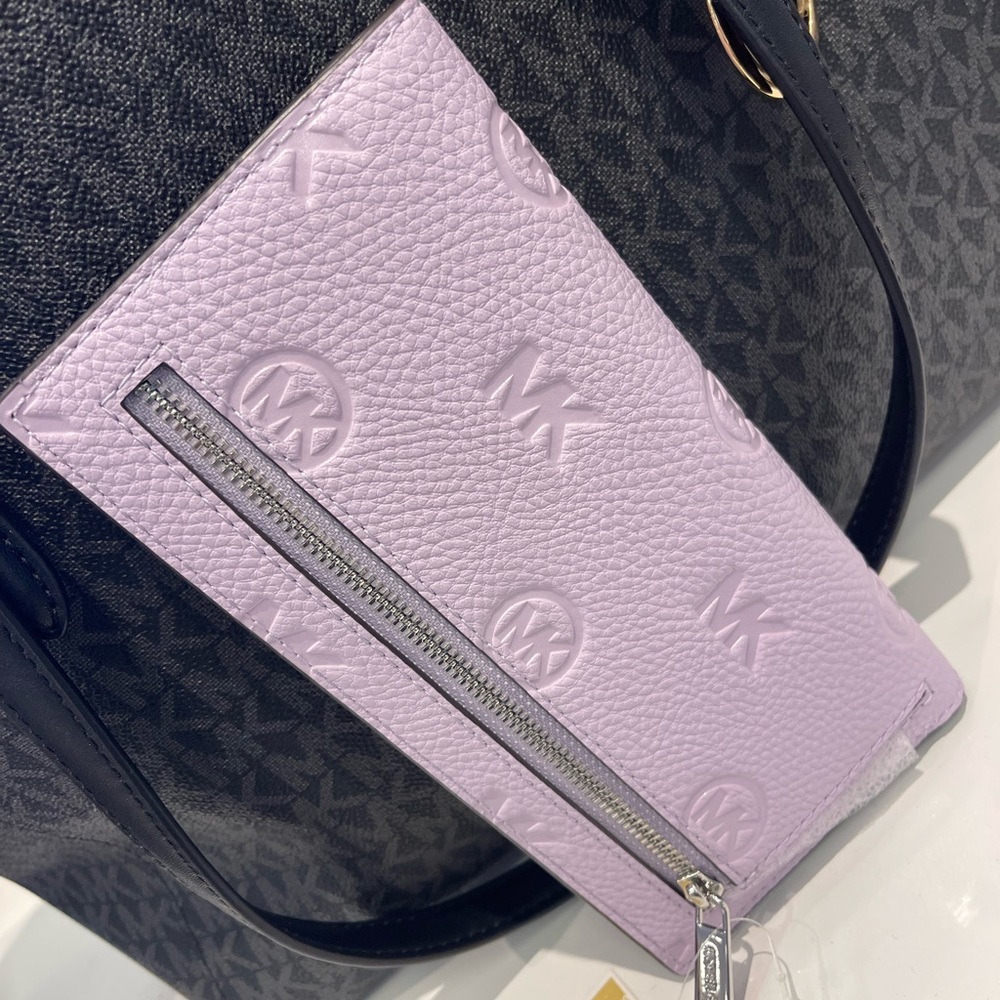 MICHAEL KORS Carson Large Logo Debossed Snap Wallet
Light Quartz 
NWT - Picture 7 of 16